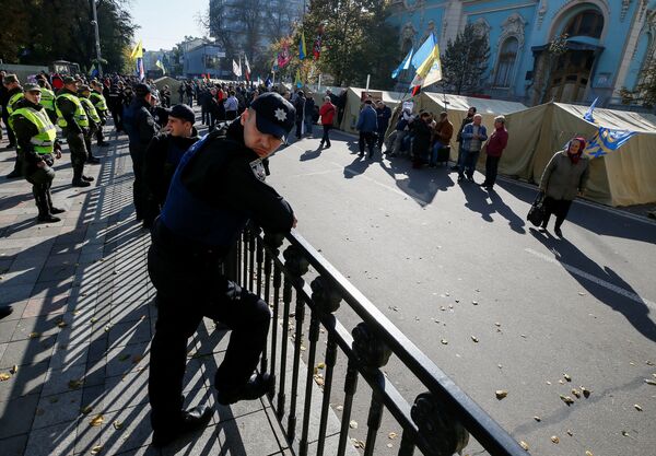 Policija i nacionalna garda obezbeđuju oblast oko ukrajinskog parlamenta tokom protesta u Kijevu Policija i nacionalna garda obezbeđuju oblast oko ukrajinskog parlamenta tokom protesta u Kijevu - Sputnik Srbija