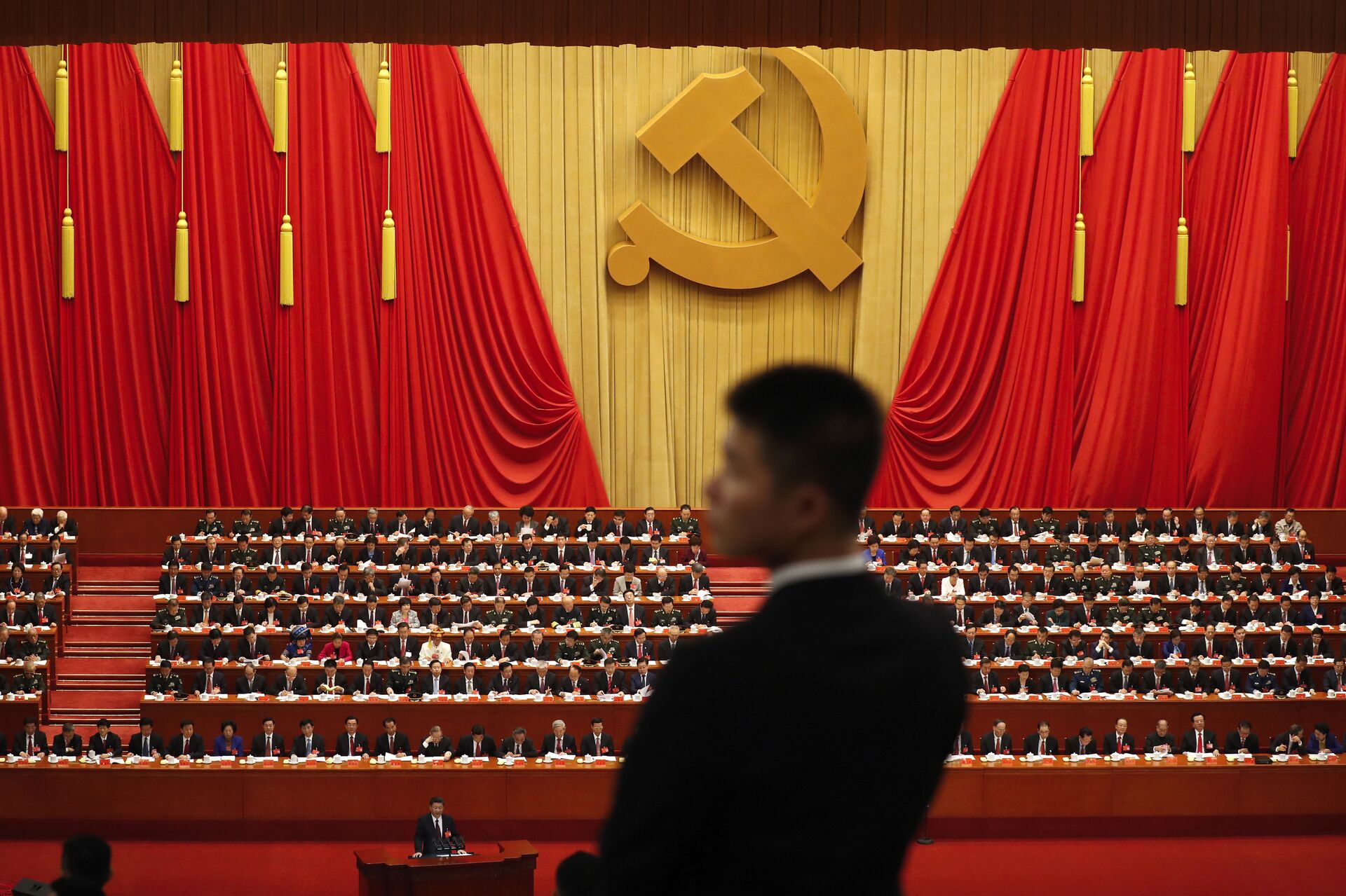 Војник стоји током говора кинеског председника Си Ђинпинга на церемонији отварања 19. конгреса Комунистичке партије у Пекингу - Sputnik Србија, 1920, 18.03.2022