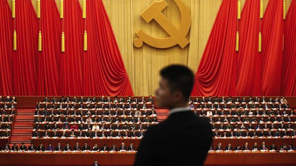 Vojnik stoji tokom govora kineskog predsednika Si Đinpinga na ceremoniji otvaranja 19. kongresa Komunističke partije u Pekingu - Sputnik Srbija
