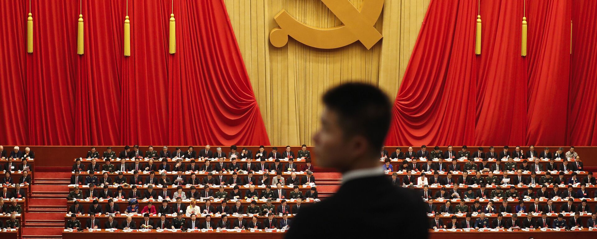 Војник стоји током говора кинеског председника Си Ђинпинга на церемонији отварања 19. конгреса Комунистичке партије у Пекингу - Sputnik Србија, 1920, 21.02.2023