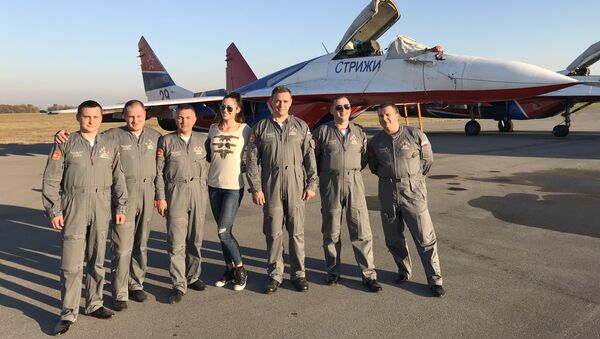 Reporterka Sputnjika Maša Radović sa ruskim pilotima na batajničkom aerodromu - Sputnik Srbija