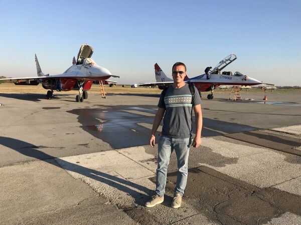 Репортер Спутњика Милош Ћурчин на батајничком аеродрому Репортер Спутњика Милош Ћурчин на батајничком аеродрому - Sputnik Србија