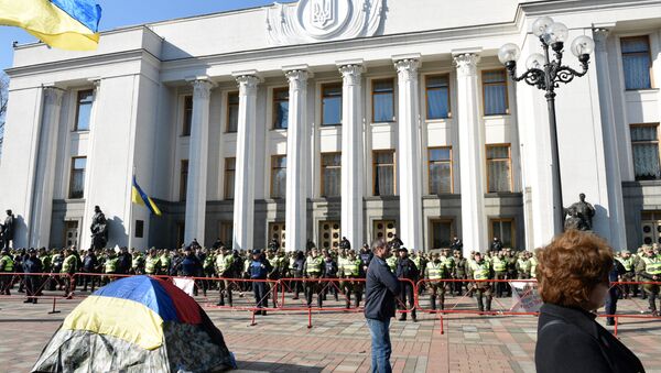 Demonstranti i pripadnici policije ispred zgrade Vrhovne rade u Kijevu - Sputnik Srbija