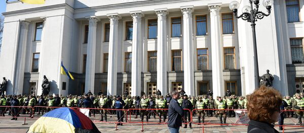 Demonstranti i pripadnici policije ispred zgrade Vrhovne rade u Kijevu - Sputnik Srbija