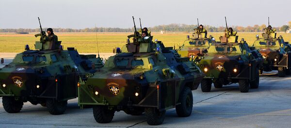 Vojnici Vojske Srbije u oklopnim vozila na paradi povodom Dana oslobođenja Beograda. - Sputnik Srbija