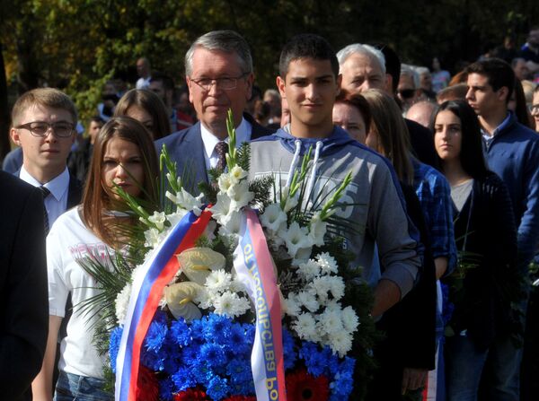Руски амбасадор Александар Чепурин полаже венац Руски амбасадор Александар Чепурин полаже венац - Sputnik Србија
