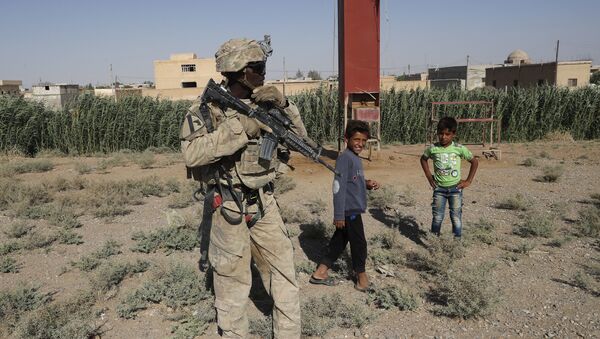 Američki vojnik stoji pored sirijske dece na putu za Raku - Sputnik Srbija