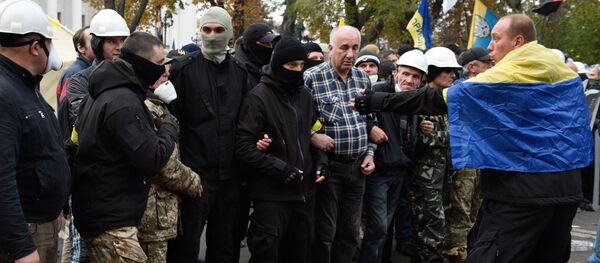 Припадници батаљона Донбас током митинга у близини зграде Врховне раде Украјине у Кијеву Припадници батаљона Донбас током митинга у близини зграде Врховне раде Украјине у Кијеву - Sputnik Србија