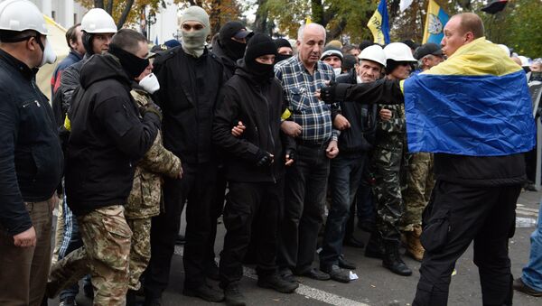 Припадници батаљона Донбас током митинга у близини зграде Врховне раде Украјине у Кијеву - Sputnik Србија