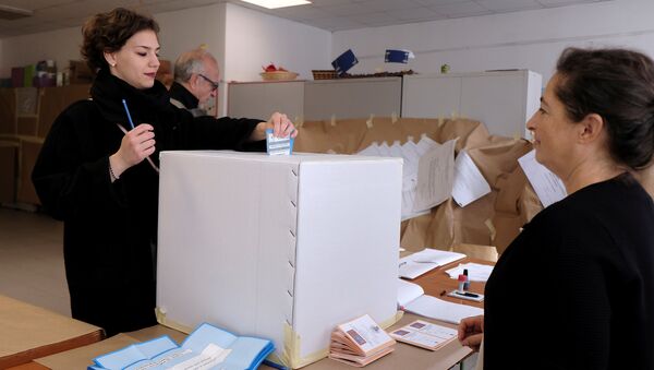 A woman casts her vote for Veneto's autonomy referendum at a polling station in Venice, Italy, October 22, 2017 - Sputnik Srbija