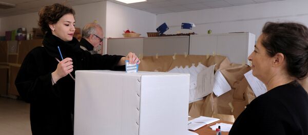 A woman casts her vote for Veneto's autonomy referendum at a polling station in Venice, Italy, October 22, 2017 - Sputnik Србија