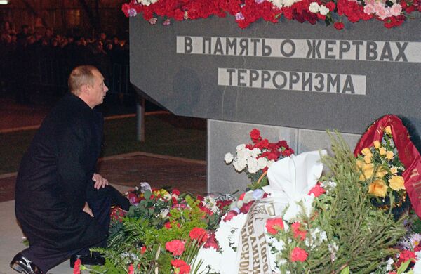Председник Русије Владимир Путин полаже цвеће на споменик жртавама терористичког напада који се догодио у Москви 2002. године. (архивска фотографија) Председник Русије Владимир Путин полаже цвеће на споменик жртавама терористичког напада који се догодио у Москви 2002. године. (архивска фотографија) - Sputnik Србија