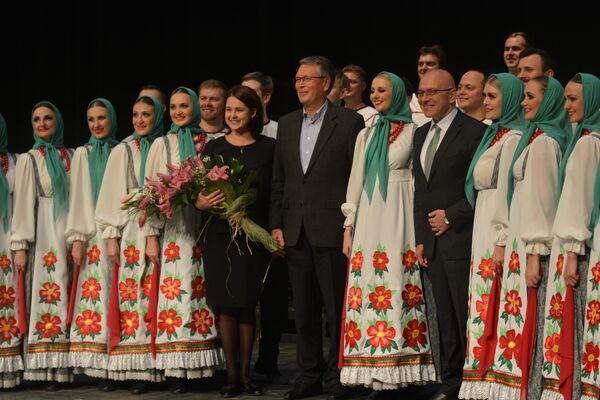 Амбасадор Александар Чепурин и министар Владан Вукосављевић са члановима ансамбла - Sputnik Србија