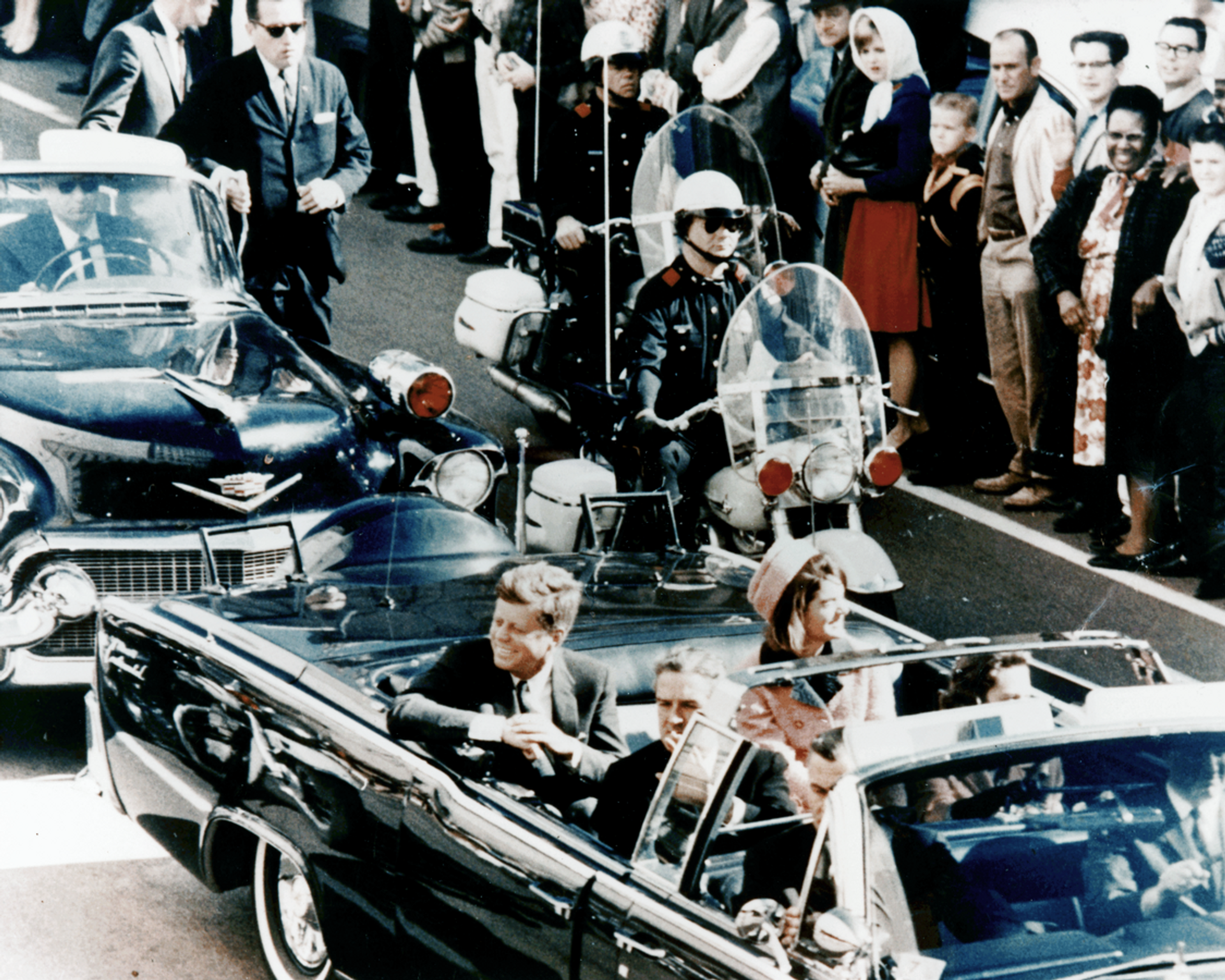 Председник САД Џон Ф. Кенеди у председничкој лимузини у Даласу 1963. неколико минута пре атентата. У возилу су и прва дама Џеки Кенеди, говернер Тексаса Џон Конали и његова жена Нели. - Sputnik Србија, 1920, 20.12.2021