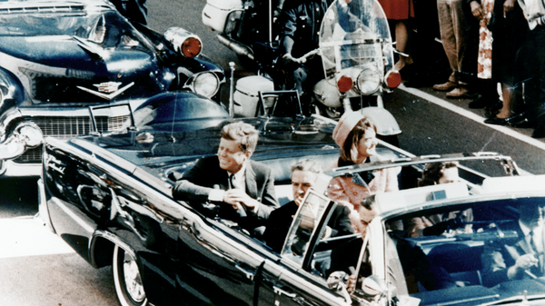 Председник САД Џон Ф. Кенеди у председничкој лимузини у Даласу 1963. неколико минута пре атентата. У возилу су и прва дама Џеки Кенеди, говернер Тексаса Џон Конали и његова жена Нели. - Sputnik Србија