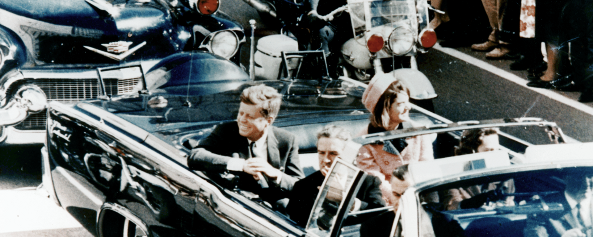Председник САД Џон Ф. Кенеди у председничкој лимузини у Даласу 1963. неколико минута пре атентата. У возилу су и прва дама Џеки Кенеди, говернер Тексаса Џон Конали и његова жена Нели. - Sputnik Србија, 1920, 22.11.2020