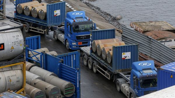 Kamioni sa uranijumom za nuklearne reaktore čekaju na utovar u luci u Sankt Peterburgu. - Sputnik Srbija