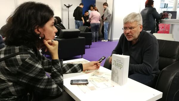 Руски писац Јевгениј Водоласкин разговара са новинарком Спутњика на Сајму књига Руски писац Јевгениј Водоласкин разговара са новинарком Спутњика на Сајму књига - Sputnik Србија