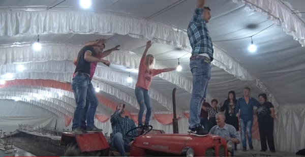 Српска свадба под шатором, трактор као бина. Српска свадба под шатором, трактор као бина. - Sputnik Србија