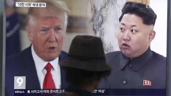 Čovek gleda ekran na kome su predsednici SAD i Severne Koreje Donald Tramp i Kim Džong Un, na železničkoj stanici u Seulu. - Sputnik Srbija