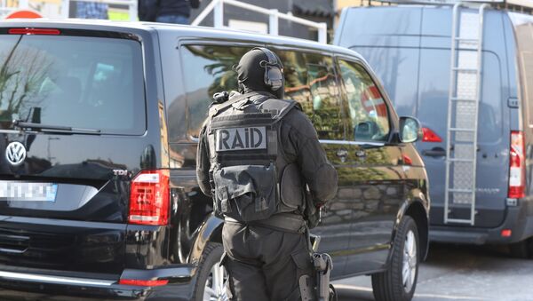 Припадник специјалних снага француске полиције РАИД у граду Грас на југу Француске - Sputnik Србија