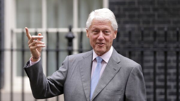 Бивши амерички председник Бил Клинтон након састанка са британском премијерком у Лондону - Sputnik Србија