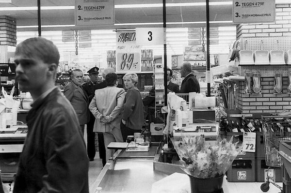 Uviđaj u supermarketu Delez u Alstu u Flandriji, nakon napada bande Brabant ubice Uviđaj u supermarketu Delez u Alstu u Flandriji, nakon napada bande Brabant ubice - Sputnik Srbija