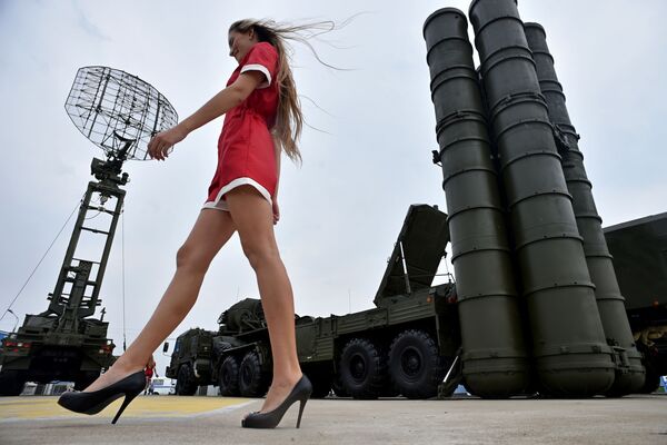 Девојка пролази поред противракетног система С-400 Тријумф на Сајму војне опреме у Жуковском - Sputnik Србија