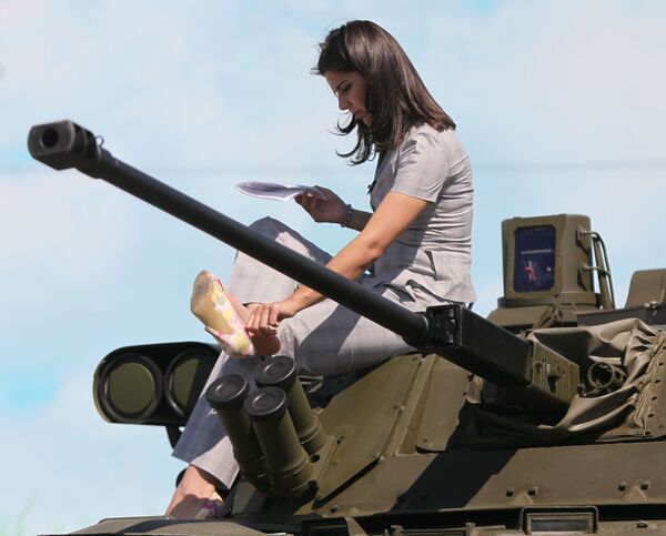 Devojka sedi na tenku na Međunarodnom forumu tehnologije u Žukovskom - Sputnik Srbija