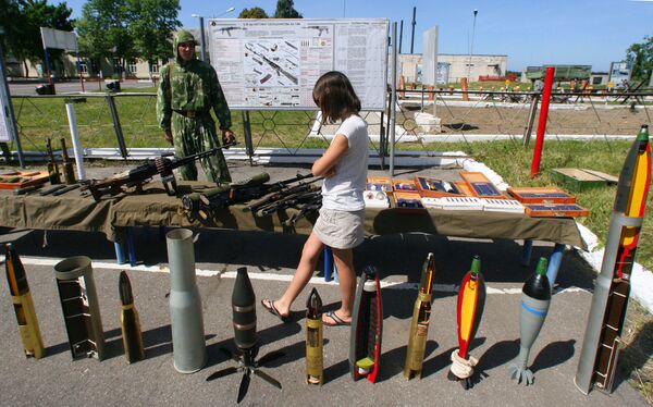 Девојка гледа оружје, мине, гранате и остале експлозивне направе током Дана отворених врата Балтичке флоте - Sputnik Србија