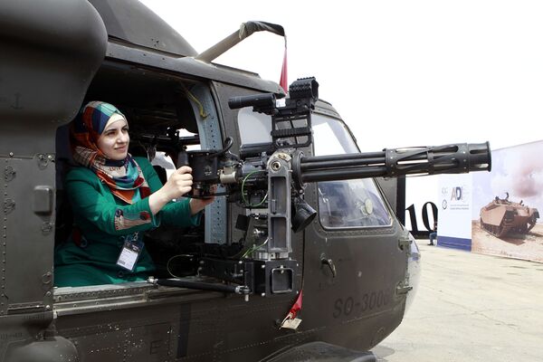 Девојка у хеликоптеру на Војном сајму у Јордану - Sputnik Србија