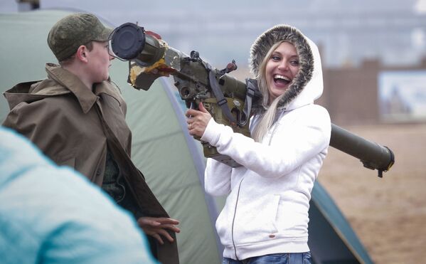 Девојка држи ручни противваздушни систем „Игла“ на Сајму оружја у Санкт Петербургу - Sputnik Србија