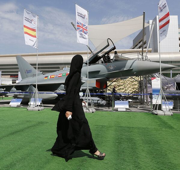 Devojka prolazi pored aviona „Jurofajter tajfun“ na Sajmu naoružanja u UAE - Sputnik Srbija