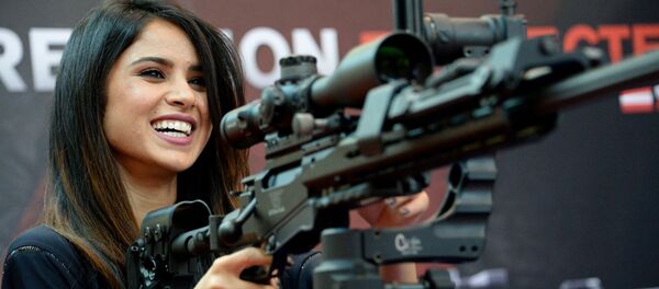 Посетилац Међународног сајма одбране у Бахреину - Sputnik Србија