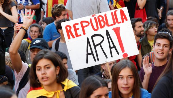 Studenti u Barseloni sa transparentom Republika sada. - Sputnik Srbija