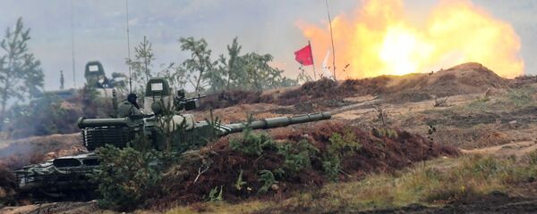 Тенк Т-72Б3 на полигону у Минској области на заједничким стратешким војним вежбама Русије и Белорусије Запад 2017 - Sputnik Србија