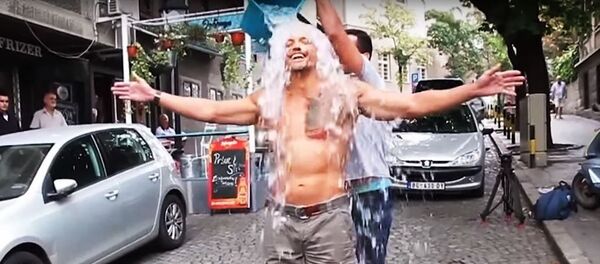 Чедомир Јовановић се полива кофом воде - Sputnik Србија