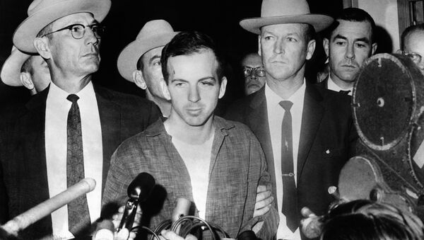 Убица Џона Кенедија, Ли Харви Освалд после хапшења у Даласу 22. новембра 1963. - Sputnik Србија
