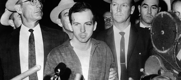 Убица Џона Кенедија, Ли Харви Освалд после хапшења у Даласу 22. новембра 1963. Убица Џона Кенедија, Ли Харви Освалд после хапшења у Даласу 22. новембра 1963. - Sputnik Србија