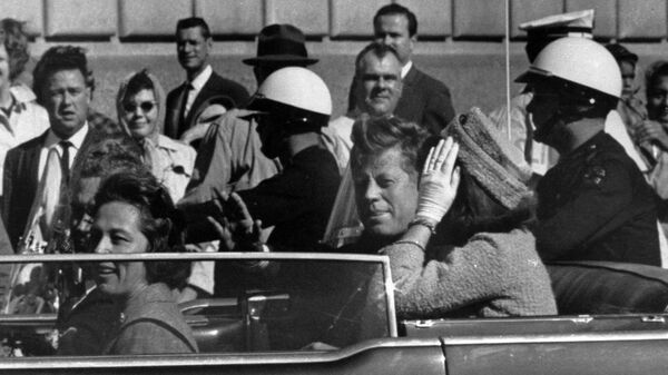 Predsednik SAD Džon Kenedi u Dalasu, 22. novembra 1963. minut pre ubistva. - Sputnik Srbija