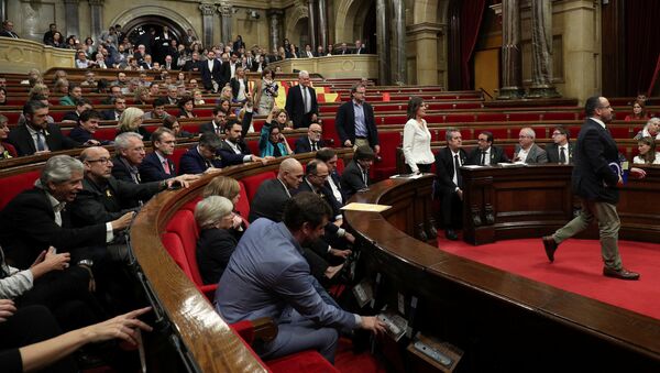 Посланици Народне партије напуштају скупштинску салу на пленарној седници каталонског парламента - Sputnik Србија