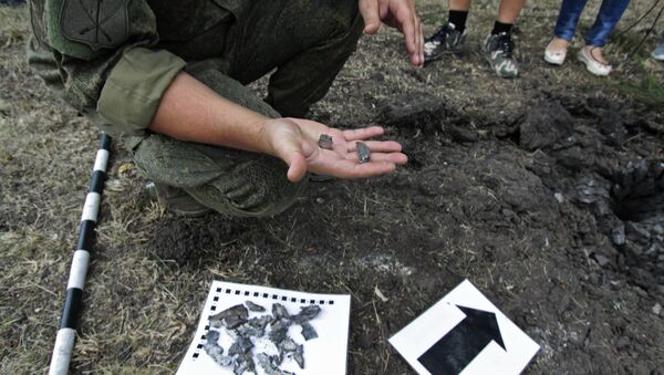 Начелник штаба оперативне команде ДНР Руслан Јакубов показује фрагменте гранате која је пала током гранатирања Јасиновате у Доњецкој области - Sputnik Србија