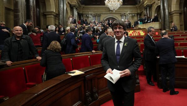 Katalonski predsednik Karles Pudždemon nakon glasanja parlamenta za nezavisnost Katalonije - Sputnik Srbija