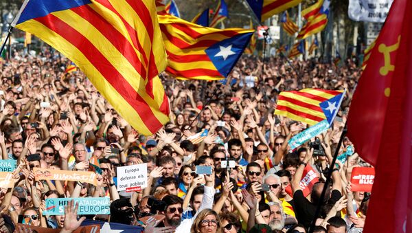 Људи у Барселони славе проглашење независнотсти Каталоније 27.10. 2017 - Sputnik Србија