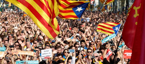 Људи у Барселони славе проглашење независнотсти Каталоније 27.10. 2017 - Sputnik Србија
