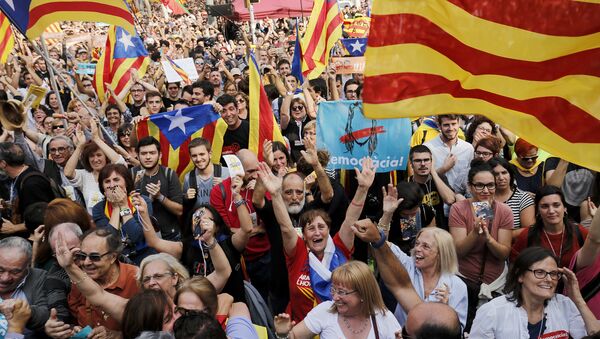 Ljudi u Barseloni slave proglašenje nezavisnotsti Katalonije 27.10. 2017 - Sputnik Srbija