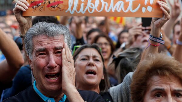 Ljudi na trgu San Žaume nakon što je katalonski regionalni parlament proglasio nezavisnost od Španije. - Sputnik Srbija