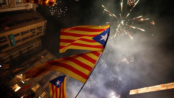 Katalonske zastave i vatromet na proslavi proglašenja nezavisnosti Katalonije od Španije u Barseloni - Sputnik Srbija