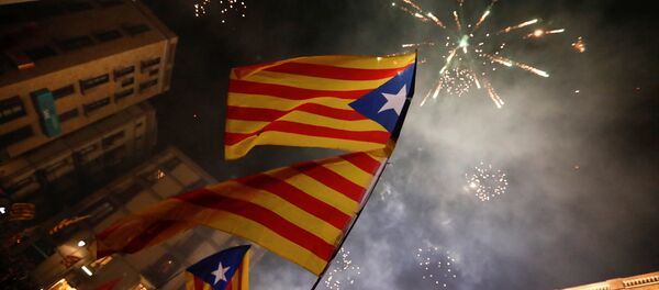 Katalonske zastave i vatromet na proslavi proglašenja nezavisnosti Katalonije od Španije u Barseloni Katalonske zastave i vatromet na proslavi proglašenja nezavisnosti Katalonije od Španije u Barseloni - Sputnik Srbija