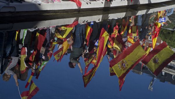 Одраз демонстраната са заставама Шпаније на протесту у Мадриду против проглашења независности Каталоније - Sputnik Србија